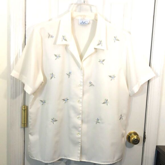 VINTAGE CREAM buttton down dressy blouse Pit to Pit ~ 22 1/2” SO PRETTY - Picture 1 of 14